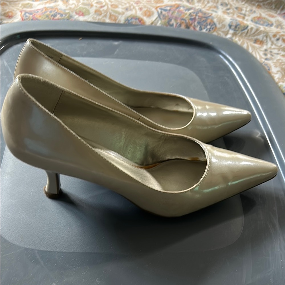 NEW PRICE!  
Liz Claiborne Cream Kitten Heel Pumps